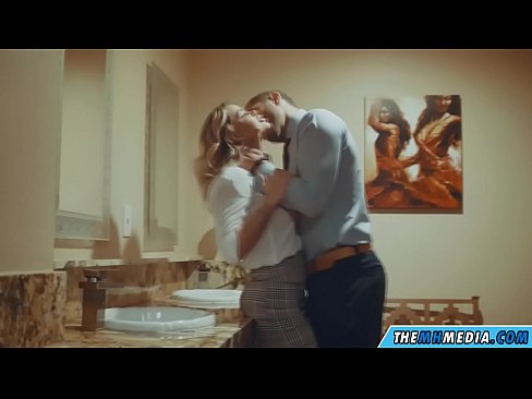 ❤️ Wakati blonde mwenye busty anakutongoza kwenye choo cha umma Pononi kuu kwa sw.muitohentai.ru ☑
